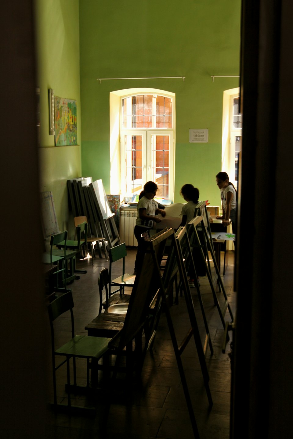 Tre studenti si preparano per una lezione d'arte in uno studio.
